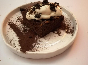 Brownie con crema di caffè e rum