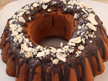 Ciambellone allo yogurt alle mandorle