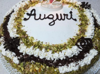 Torta di compleanno al cioccolato con crema al pistacchio