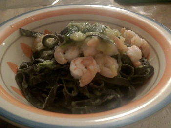 Pasta al nero di seppia con crema di zucchine e mazzancolle