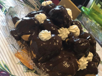 Profiteroles con crema pasticciera ricoperti di cioccolato fondente