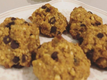 Biscotti con gocce di cioccolato, amaretti e frutta secca