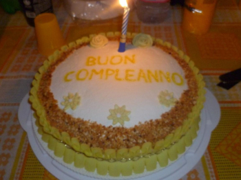 Torta di compleanno con crema all'ananas
