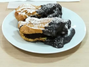 Bignè con crema pasticcera al cioccolato