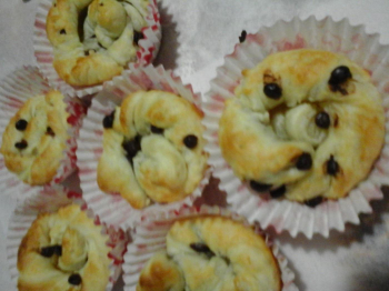 Muffin di sfoglia con gocce di cioccolato fondente