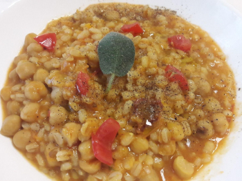 Zuppa d'orzo con zucca, ceci e pomodori secchi