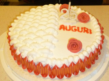 Torta di compleanno con crema alle fragole