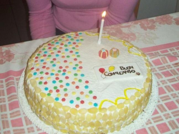 Torta di compleanno con crema alle mandorle