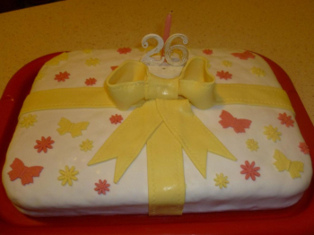 Torta pacco regalo con crema al torrone e cioccolato
