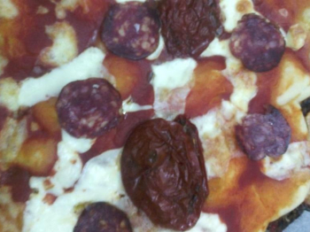 Pizza pomodori sott'olio, stracchino e salame