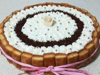 Torta con crema chantilly al cioccolato