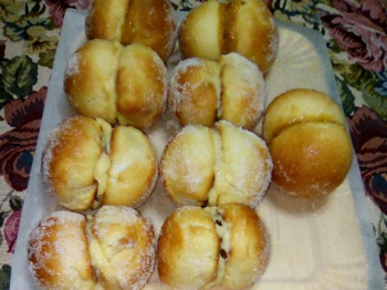 Bomboloni alla crema pasticcera e marmellata