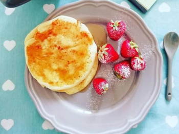 pancakes allo sciroppo d'acero e frutta fresca