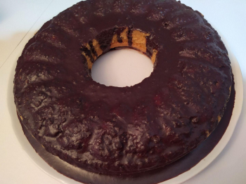 Ciambellone allo yogurt con glassa al cioccolato