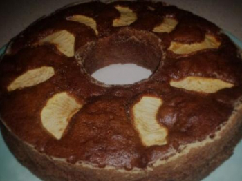 Ciambella al cacao con rhum, mele e gocce cioccolato