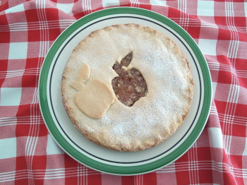Crostata ripiena con noci e confettura di mele selvatiche