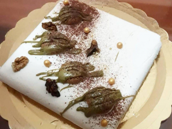 Torta moderna mousse ricotta e crema al pistacchio.
