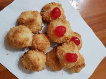 Ciuffetti al cocco con ciliege candite