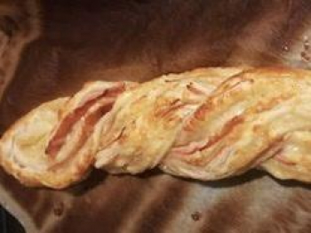 Treccia di sfoglia con prosciutto e formaggio