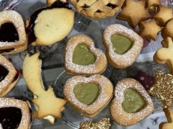 Biscotti di frolla alle nocciole con marmellata e Nutella di pistacchio
