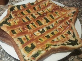 Stella di sfoglia con spinaci, speck e crema al brie
