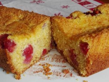 Plumcake al cocco con ciliegie
