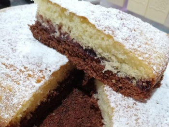 Torta versata bicolore con cuore di marmellata