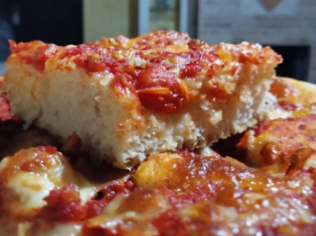Pizza alta in teglia