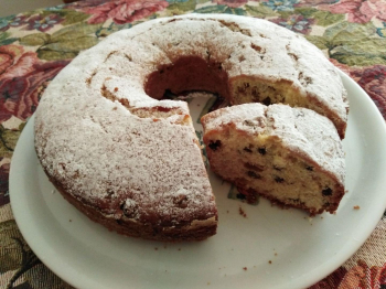 Ciambellone di ricotta con uvetta e gocce di cioccolato