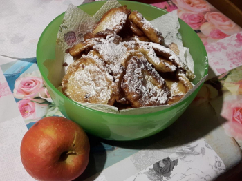 Frittelle tirolesi alle mele e cannella