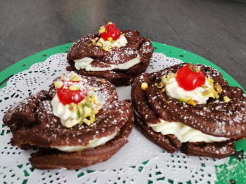 Bignè al cacao con crema di ricotta