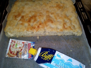 focaccia farcita con salsa tonnata
