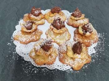 Fiori di chiacchiere con nutella