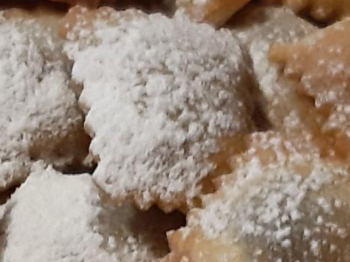 Ravioli dolci con la ricotta e gocce di cioccolato