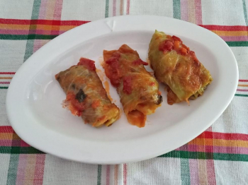 Involtini di verza con scamorza e salsiccia