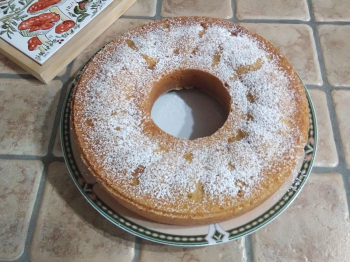 Torta (ciambella) di mele soffice della dolcina FR-224.SED