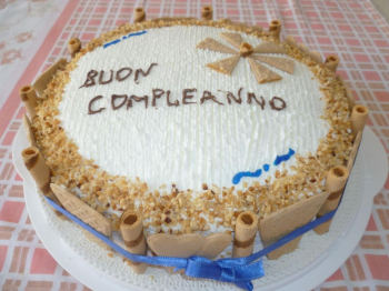 Torta di compleanno con la crema ai wafer