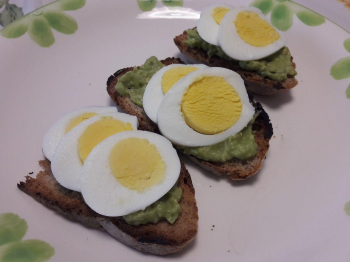 Crostini con avocado piccante e uovo