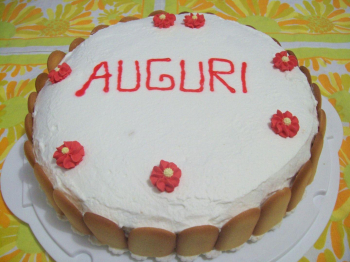 Torta di compleanno al cacao con crema al mascarpone