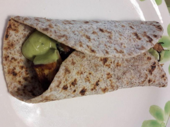 Piadina semi integrale con pollo e maionese di avocado