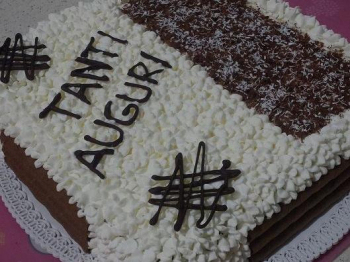 Torta al cioccolato fondente con crema al cocco