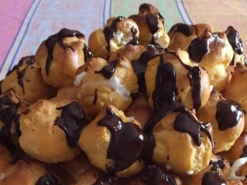 Bignè con crema al cioccolato bianco e panna