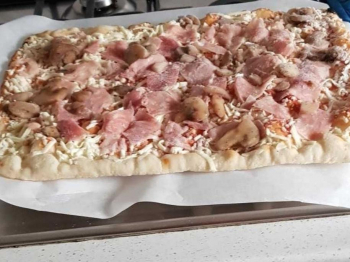Pizza con prosciutto, funghi, brie con olio al tartufo e peperoncino🍕