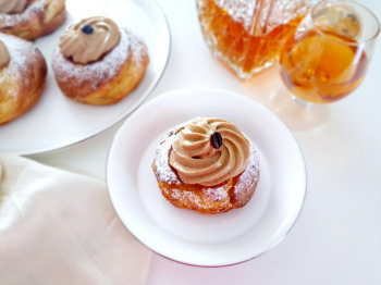 ZEPPOLE DI SAN GIUSEPPE CON CREMA AL CAFFÈ E PANNA