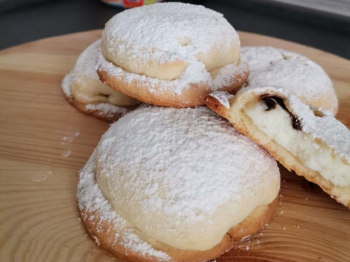 Genovesi con crema di ricotta e gocce di cioccolato