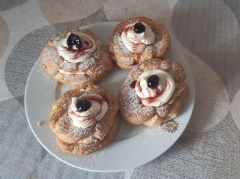 Zeppole di San Giuseppe con crema diplomatica