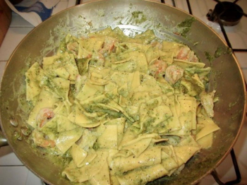 Pasta con pesto di pistacchi e gamberi