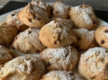 Biscotti morbidi arancia e gocce di cioccolato