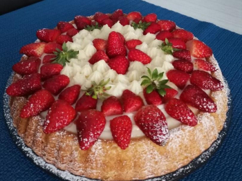 Crostata furba, con crema al cioccolato bianco  rum e fragole