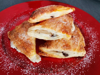 Triangoli di sfoglia, con crema di ricotta e gocce di cioccolato